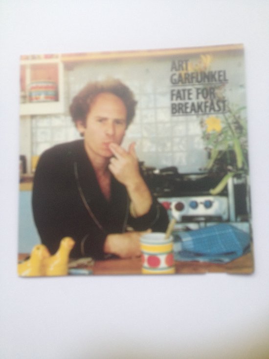 Art Garfunkel op de hoes van 'Fate for Breakfast', met gele decoratie en een blauw geruite achtergrond.