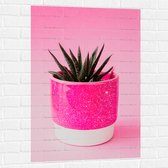 Muursticker - Roze Glittervaasje met Groen Plantje tegen Roze Achtergrond - 70x105 cm Foto op Muursticker