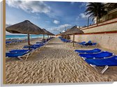 WallClassics - Hout - Blauwe Ligbedden op Strand met Rieten Parasols - 80x60 cm - 9 mm dik - Foto op Hout (Met Ophangsysteem)