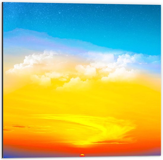 WallClassics - Dibond - Feloranje Lucht boven de Blauwe Zee - 50x50 cm Foto op Aluminium (Wanddecoratie van metaal)