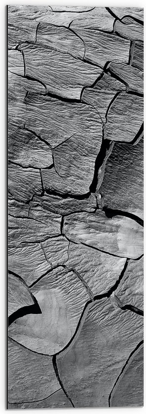 WallClassics - Dibond - Scheuren in Berg (Zwart- wit) - 30x90 cm Foto op Aluminium (Wanddecoratie van metaal)