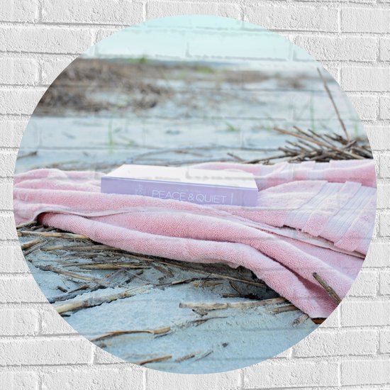WallClassics - Muursticker Cirkel - Boek met Handdoek op Beige Strand - 90x90 cm Foto op Muursticker