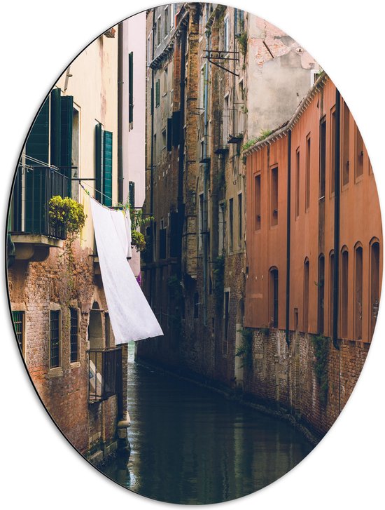 Dibond Ovaal - Sloot tussen Gebouwen in Venetië - 51x68 cm Foto op Ovaal (Met Ophangsysteem)