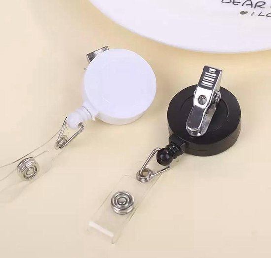 Twee badgehouders, één wit en één zwart, met clip en trekkoord.