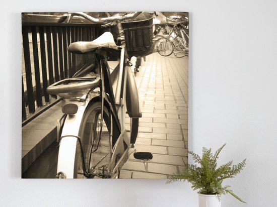 Sepia kleurige foto van fiets kunst - 80x80 centimeter op Canvas | Foto op Canvas - wanddecoratie