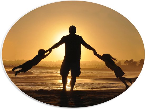 WallClassics - PVC Schuimplaat Ovaal - Silhouet Familie bij Zonsondergang - 40x30 cm Foto op Ovaal (Met Ophangsysteem)