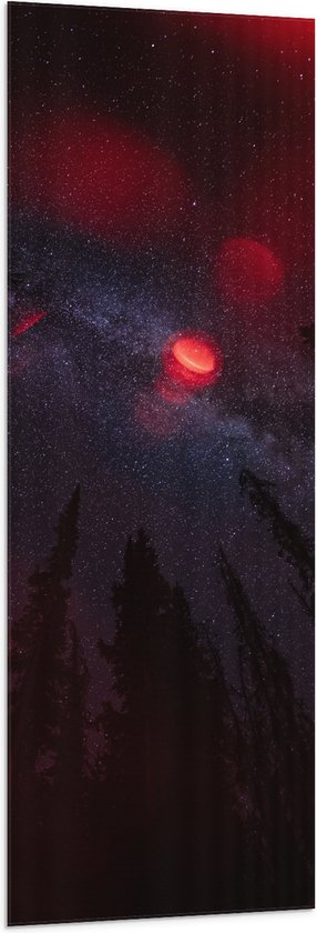 WallClassics - Drapeau - Lumière rouge avec ciel étoilé au-dessus de hauts Arbres sombres - 50 x 150 cm Photo sur drapeau en polyester