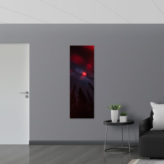 WallClassics - Drapeau - Lumière rouge avec ciel étoilé au-dessus de hauts Arbres sombres - 50 x 150 cm Photo sur drapeau en polyester