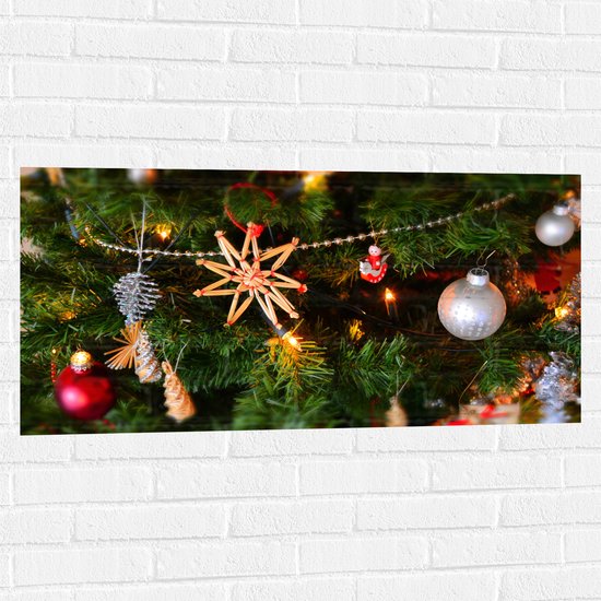 Muursticker - Verschillende Ornamenten en Kerstballen in Kerstboom - 100x50 cm Foto op Muursticker