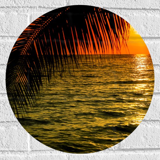 Muursticker Cirkel - Silhouet van Palmbladeren hangend boven de Zee tijdens Zonsondergang - 40x40 cm Foto op Muursticker