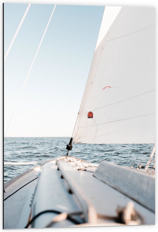 Dibond - Witte Zeilboot over de Golven van de Zee op Zonnige Dag - 60x90 cm Foto op Aluminium (Met Ophangsysteem)