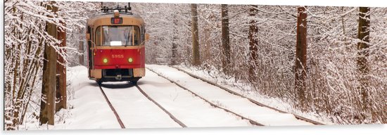 Dibond - Rode Tram rijdend door Bos vol Bomen in de Winter - 150x50 cm Foto op Aluminium (Wanddecoratie van metaal)