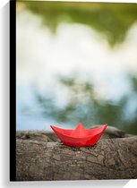 Canvas - Rood Origami Bootje op Boomstam langs Water - 40x60 cm Foto op Canvas Schilderij (Wanddecoratie op Canvas)