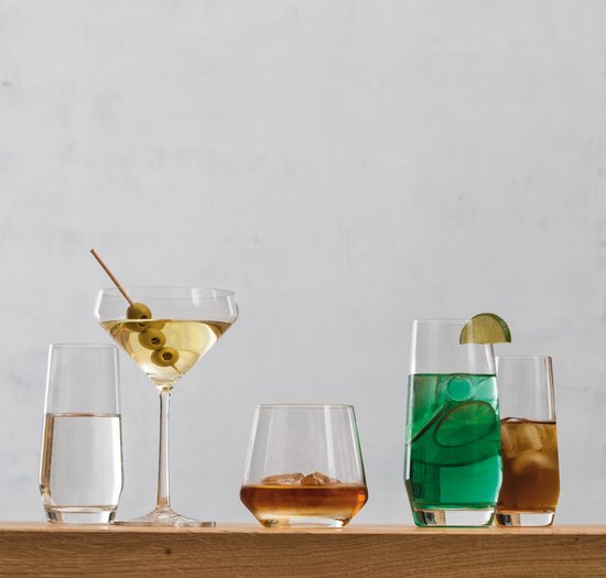 Différents verres avec boissons : un martini aux olives, un whisky, un cocktail vert et un cocktail brun.