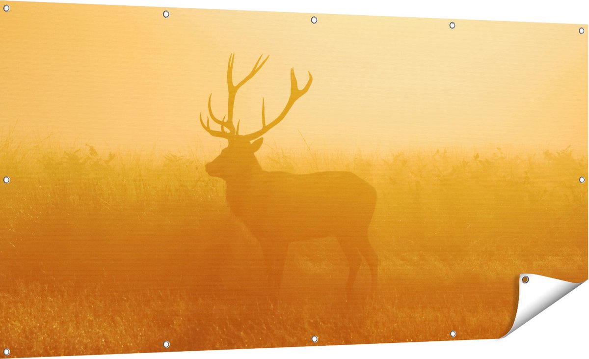 Gards Tuinposter Hert tijdens de Mist - 180x90 cm - Tuindoek - Tuindecoratie - Wanddecoratie buiten - Tuinschilderij Multikleur