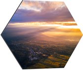 Dibond Hexagon - Felle Zonnestralen over het Landschap in Indonesië - 50x43.5 cm Foto op Hexagon (Met Ophangsysteem)
