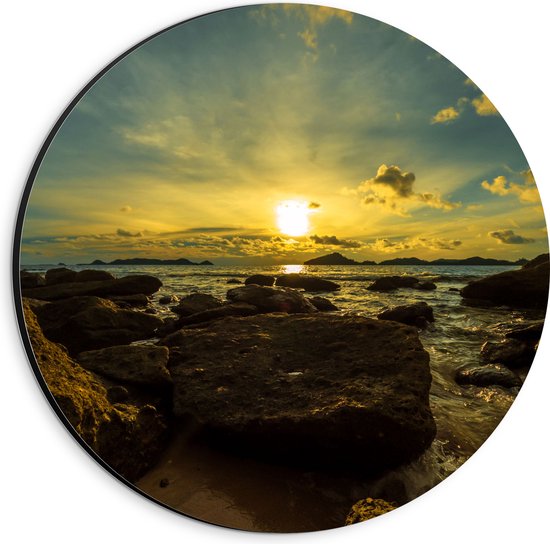 Dibond Muurcirkel - Felkleurige Zonsondergang boven de Zee aan het Strand vol Rotsen - 20x20 cm Foto op Aluminium Muurcirkel (met ophangsysteem)