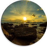 Dibond Muurcirkel - Felkleurige Zonsondergang boven de Zee aan het Strand vol Rotsen - 30x30 cm Foto op Aluminium Muurcirkel (met ophangsysteem)