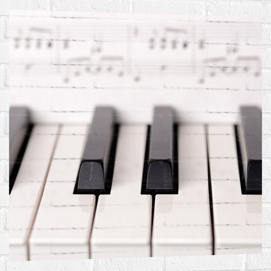 Muursticker - Close-up van Notenbladen bij Toetsen van Piano - 80x80 cm Foto op Muursticker