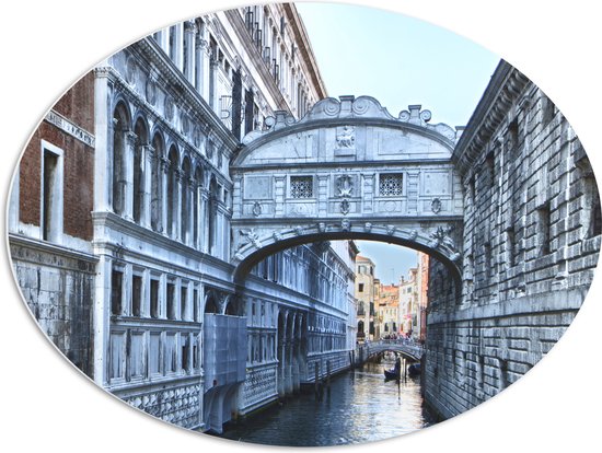 PVC Schuimplaat Ovaal - Brug der Zuchten boven Smalle Rivier in Venetie, Italië - 80x60 cm Foto op Ovaal (Met Ophangsysteem)