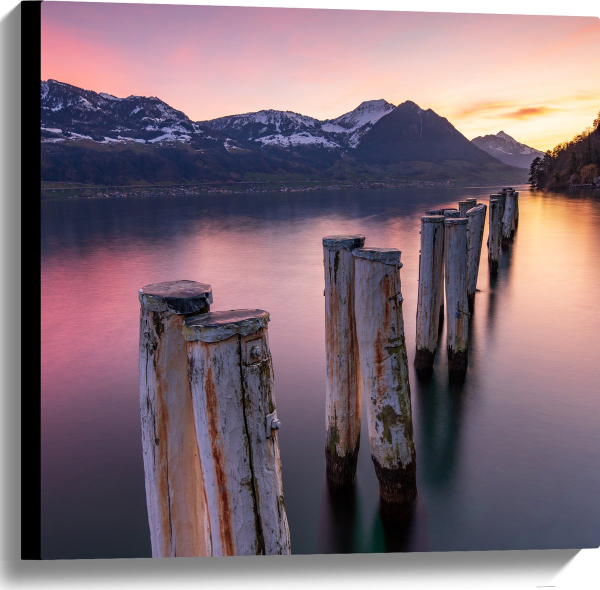 Canvas - Houten Palen in het Meer van Berggebied tijdens Zonsondergang met Paarse Gloed - 