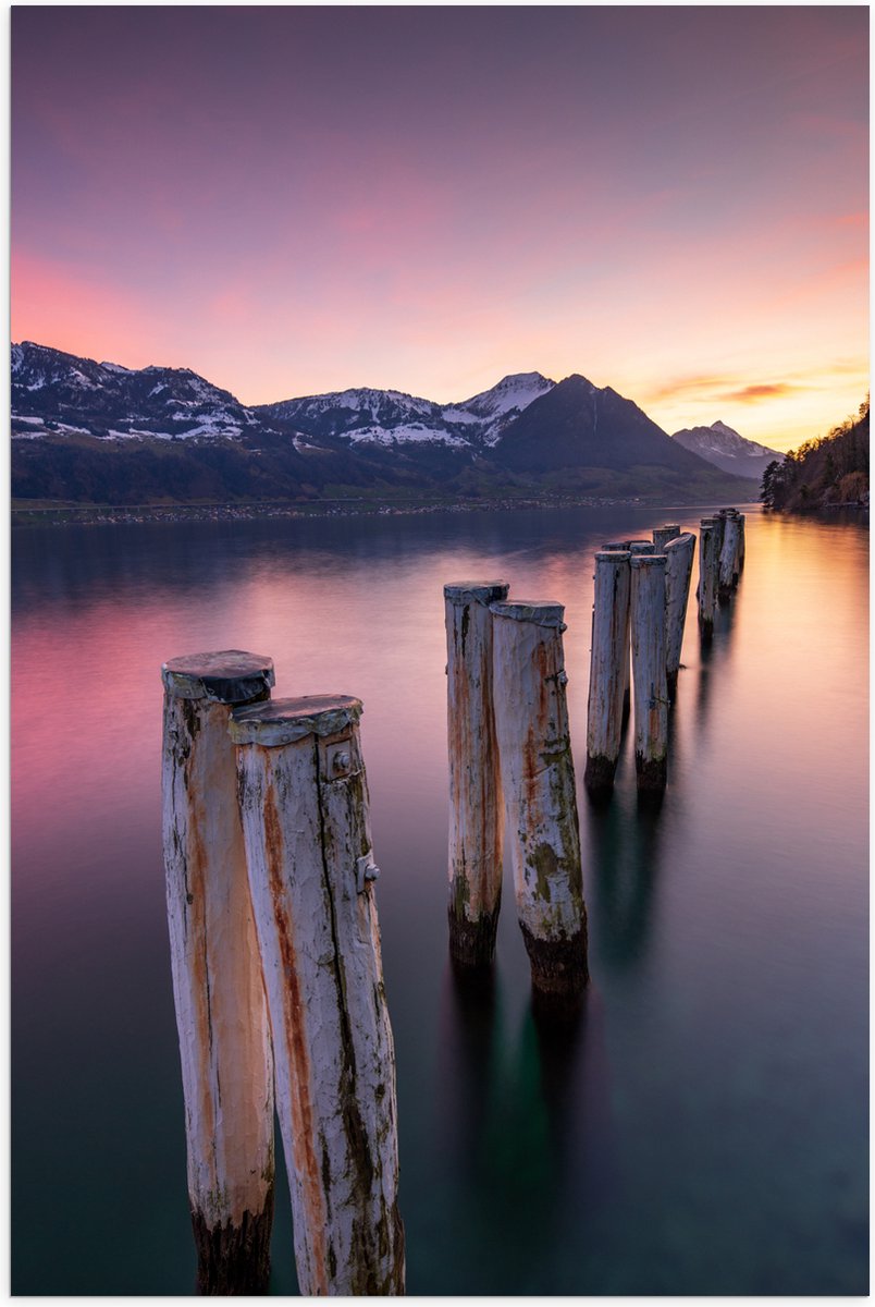 Poster (Mat) - Houten Palen in het Meer van Berggebied tijdens Zonsondergang met Paarse Gl