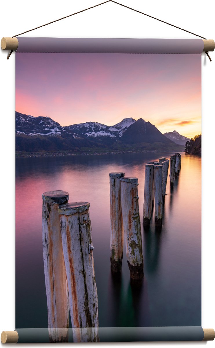 Textielposter - Houten Palen in het Meer van Berggebied tijdens Zonsondergang met Paarse G