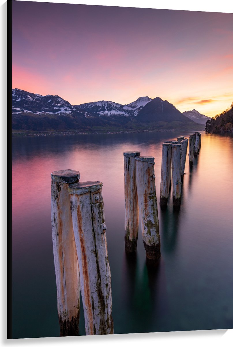 Canvas - Houten Palen in het Meer van Berggebied tijdens Zonsondergang met Paarse Gloed - 