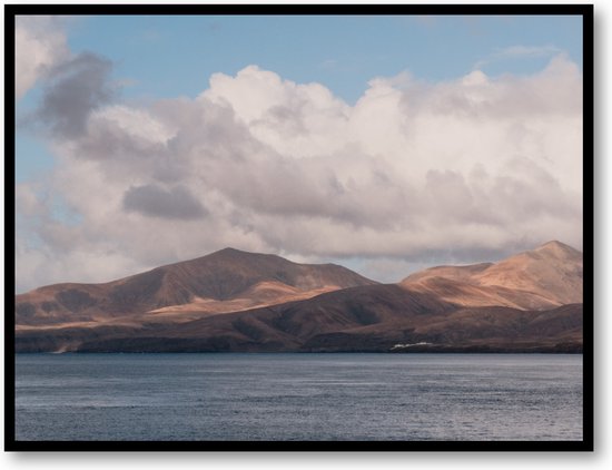 Heuvels, wolken en zee - Lanzarote - Fotoposter 40x30 met Lijst