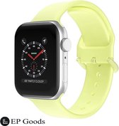 EP Goods - Bandje Geschikt voor Apple Watch Series 1/2/3/4/5/6/SE/7/8/Ultra en Ultra 2 - 42/44/45/49mm - Siliconen - Met Gesp Sluiting - Geel