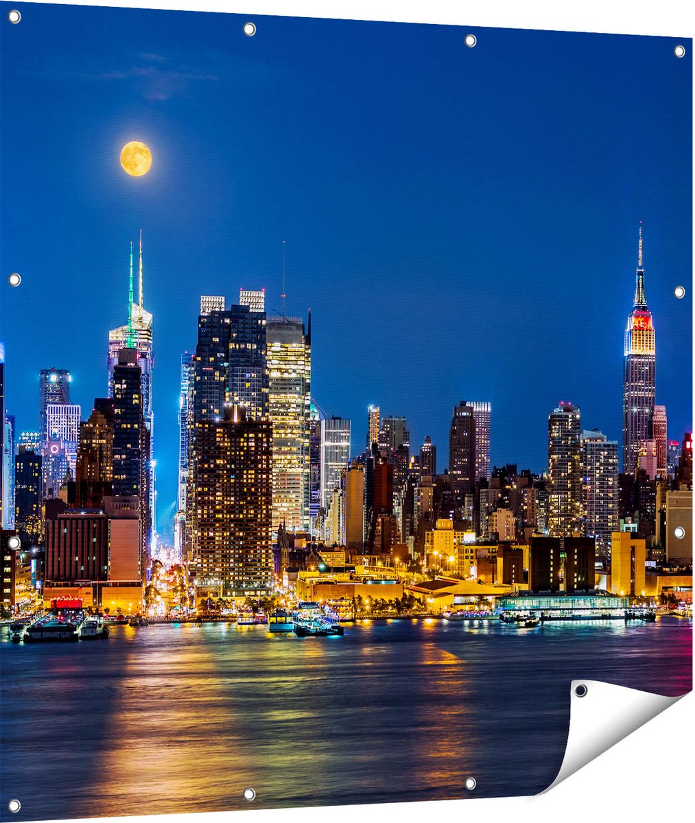 Gards Tuinposter Verlichte Skyline van New York met Volle Maan - 110x110 cm - Tuindoek - Tuindecoratie - Wanddecoratie buiten - Tuinschilderij Multikleur