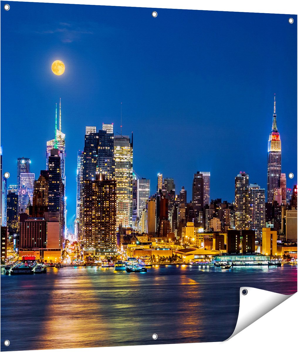 Gards Tuinposter Verlichte Skyline van New York met Volle Maan - 100x100 cm - Tuindoek - Tuindecoratie - Wanddecoratie buiten - Tuinschilderij Multikleur