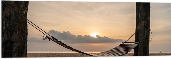 Acrylglas - Houten Hangmat tussen Hoge Bomen op het Strand bij Ondergaande Zon - 120x40 cm Foto op Acrylglas (Met Ophangsysteem)