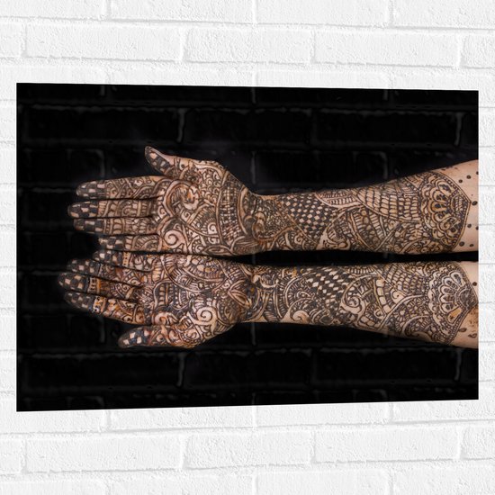 Muursticker - Henna Patroon op Handen van Vrouw tegen Zwarte Achtergrond - 80x60 cm Foto op Muursticker