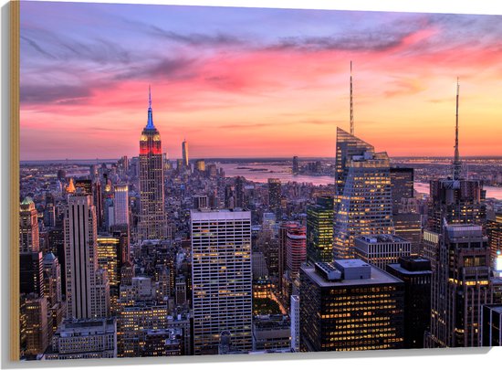 WallClassics - Hout - Uitzicht over de Stad New York bij Zonsopkomst - 100x75 cm - 9 mm dik - Foto op Hout (Met Ophangsysteem)