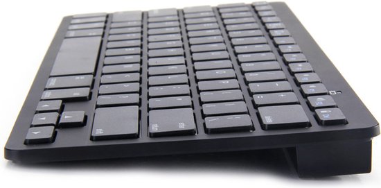 Zijaanzicht van een slank, zwart Imtex draadloos toetsenbord met QWERTY-indeling en licht verhoogde achterkant.