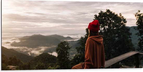 WallClassics - Dibond - Vrouw op Ballustrade op Berg met Uitzicht over Natuur Landschap - 100x50 cm Foto op Aluminium (Met Ophangsysteem)