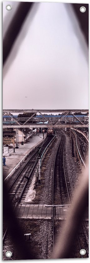 Tuinposter – Uitzicht op Verroest Station vanaf Spijlen van Brug - 30x90 cm Foto op Tuinposter (wanddecoratie voor buiten en binnen)