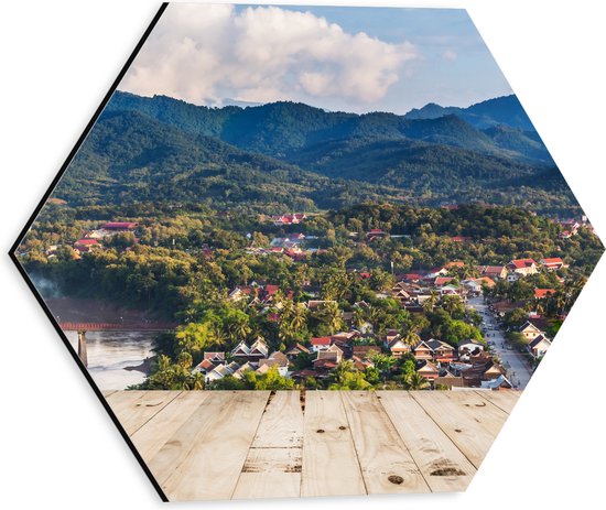 Dibond Hexagon - Uitzicht over Dorpje aan de Rand van Berg in Laos - 30x26.1 cm Foto op Hexagon (Met Ophangsysteem)