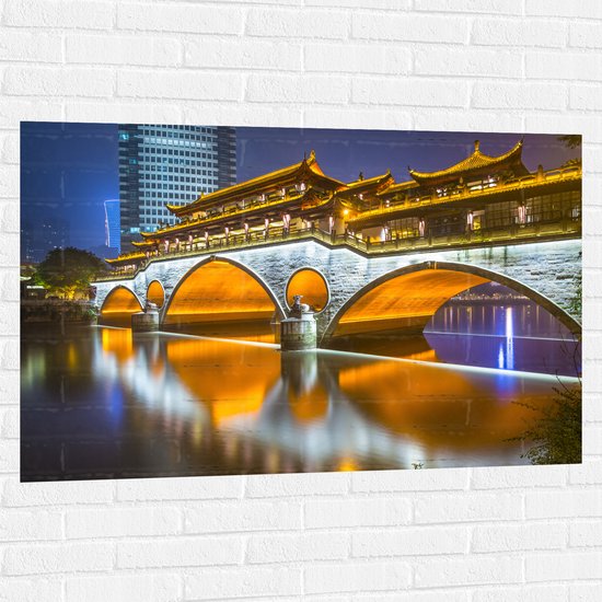 Muursticker - Verlichte Anshun Brug in de Avond in Chengdu, China - 120x80 cm Foto op Muursticker
