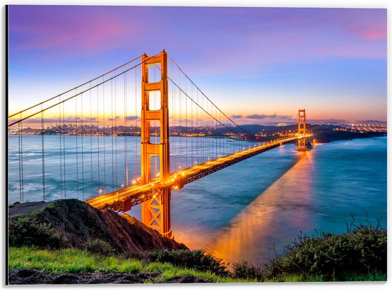 Dibond - Verlichte Golden Gate Bridge in de Avond in San Francisco - 40x30 cm Foto op Aluminium (Wanddecoratie van metaal)