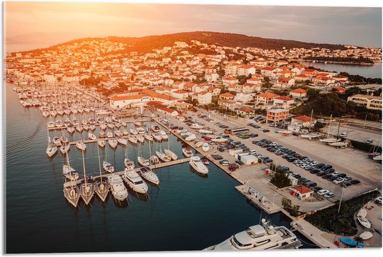 Acrylglas - Uitzicht op een Haven in Kroatië tijdens de Avondzon - 75x50 cm Foto op Acrylglas (Met Ophangsysteem)