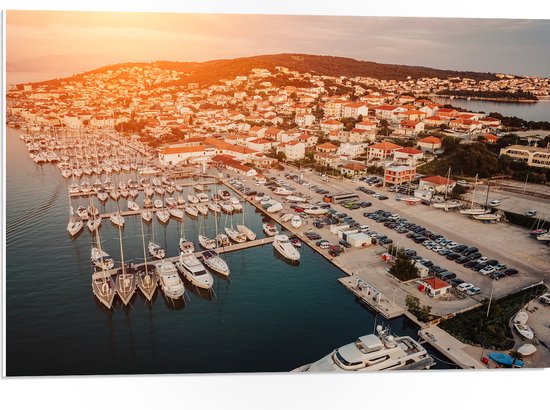 PVC Schuimplaat - Uitzicht op een Haven in Kroatië tijdens de Avondzon - 75x50 cm Foto op PVC Schuimplaat (Met Ophangsysteem)