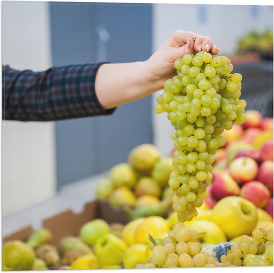 Vlag - Tros Verse Druiven in Fruitkraam op de Markt - 50x50 cm Foto op Polyester Vlag