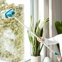 Vrouw gebruikt de Livington MultiScrubber met steel op een raam.