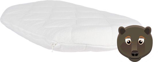Witte wiegmatras met ruitvormige quilting en rits. Naast de matras staat een tekening van een bruine beer.