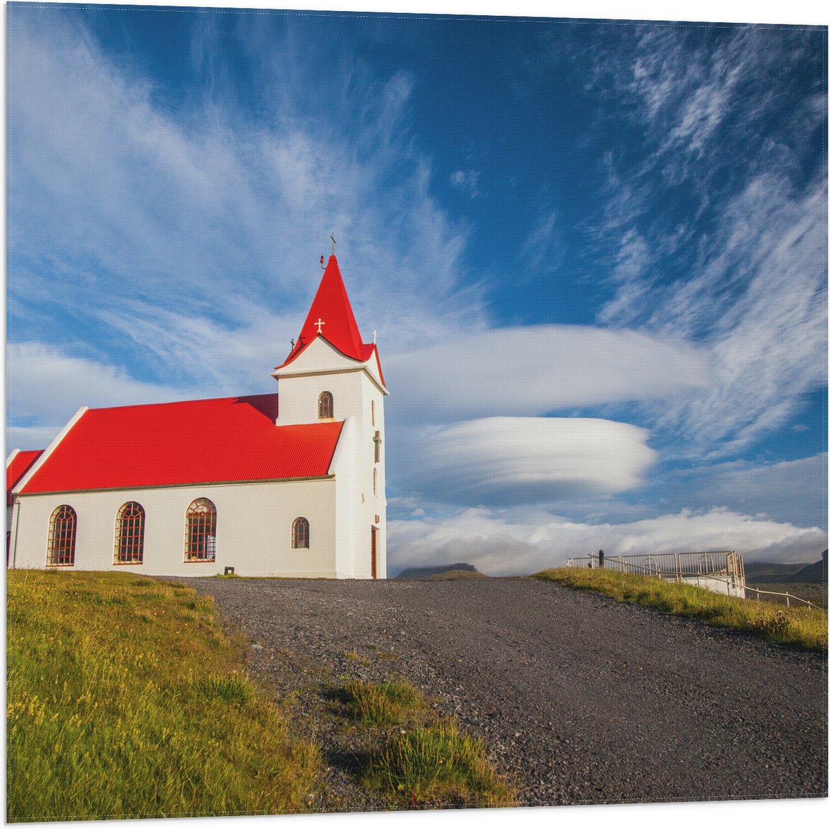 Vlag - Rood met Wit Kapelletje onder Sluierbewolking - 80x80 cm Foto op Polyester Vlag