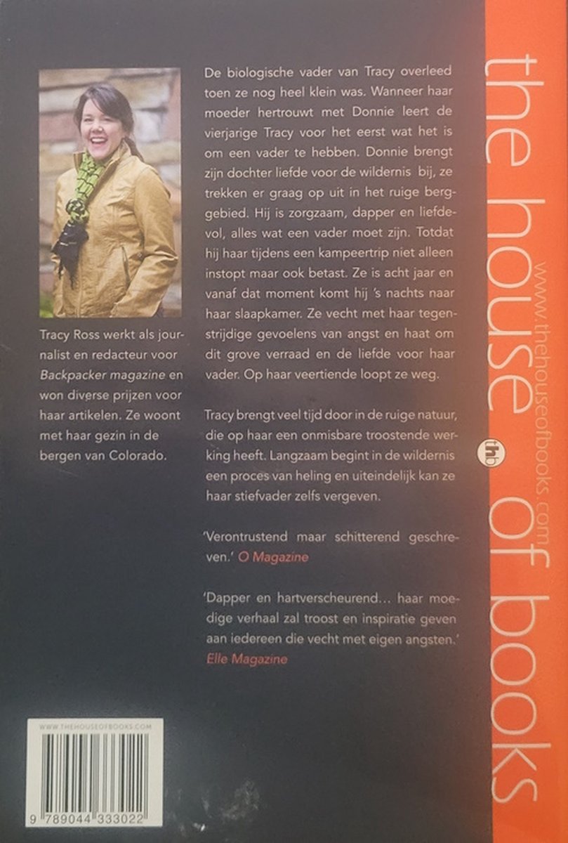 Achterkant van een boek met een foto van Tracy Ross, een vrouw met een bruine jas en groene sjaal, lachend. Boektekst met recensies.