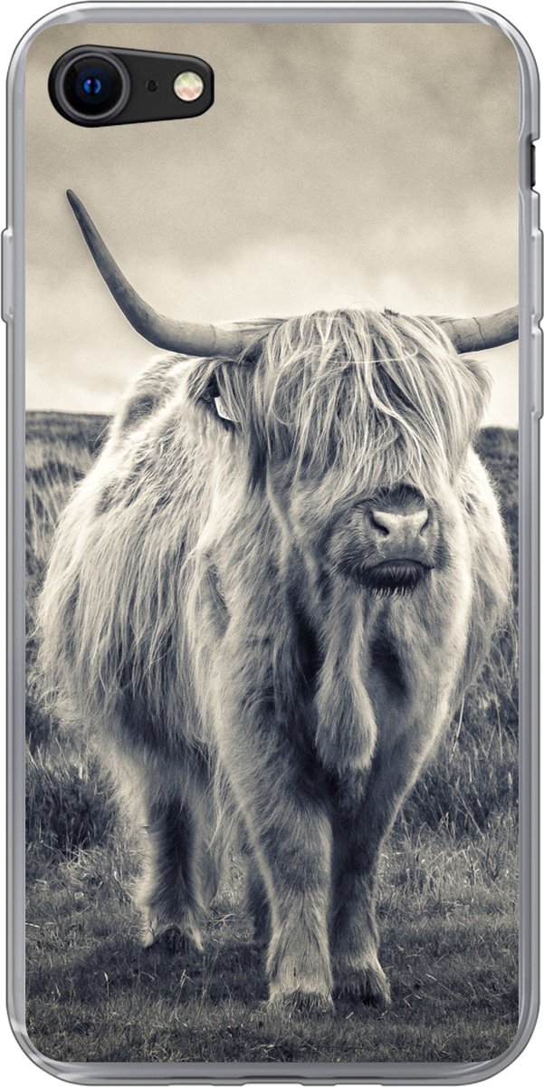 Telefoonhoesje Geschikt voor iPhone 8 hoesje - Schotse hooglander - Dieren - Wolken - Koe - Natuur - Siliconen Telefoonhoesje Telefoonhoesje