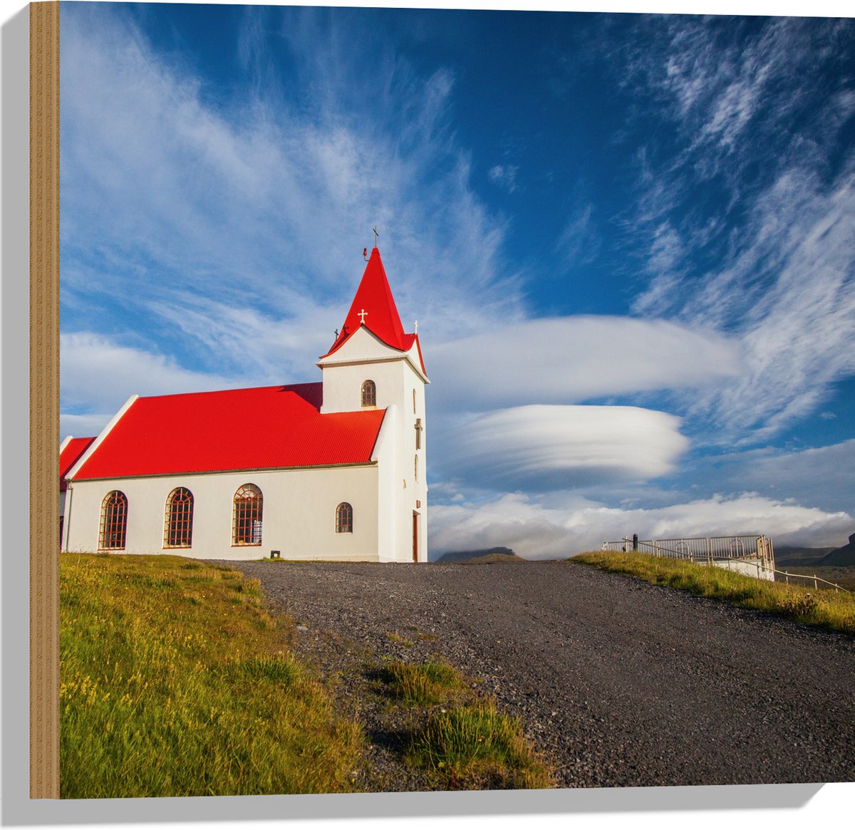 Hout - Rood met Wit Kapelletje onder Sluierbewolking - 50x50 cm - 9 mm dik - Foto op Hout (Met Ophangsysteem)